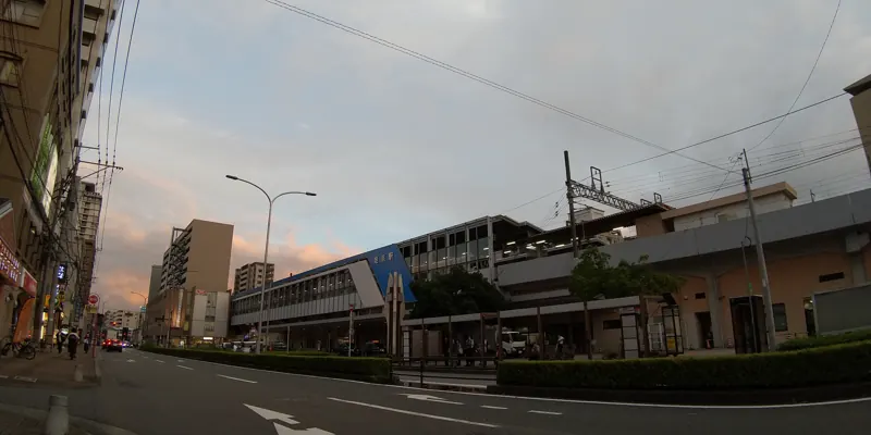 夕暮れの姪浜駅前の通り
