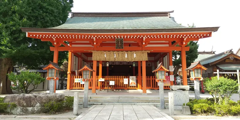 朱塗りの楼門が立つ姪浜住吉神社