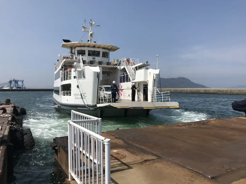 姪浜渡船場に着岸する能古島行きのフェリー