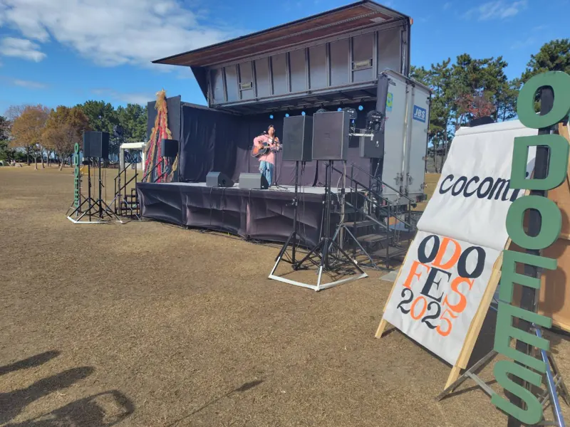 オドフェス2025のステージと芝生の客席