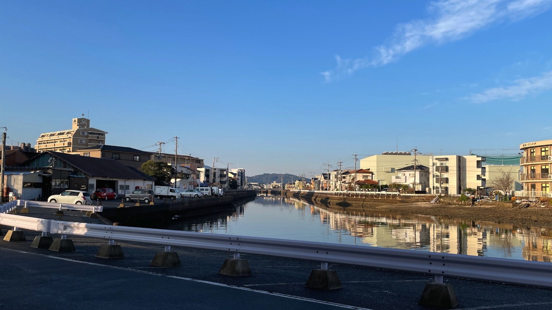 夕暮れの姪浜、川辺の風景
